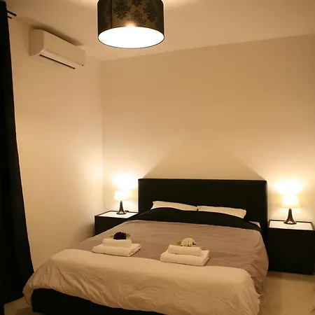 Apartment Black & White *